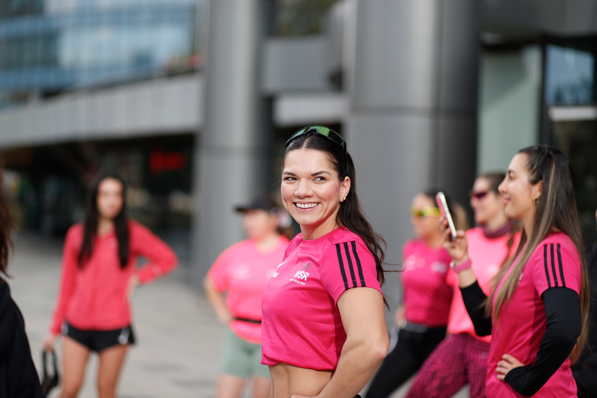 Corredora WSR con camiseta rosa sonriendo