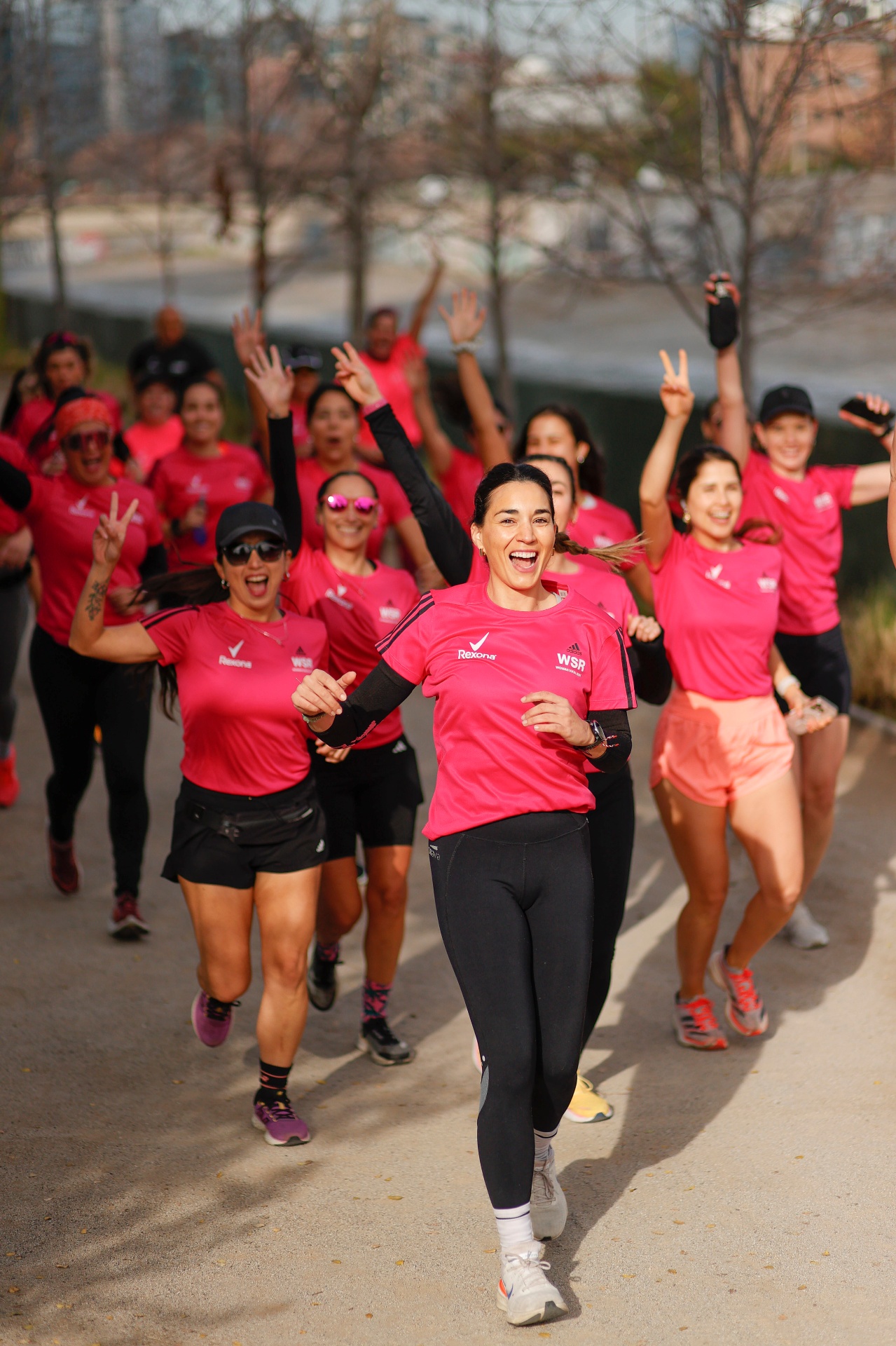 Grupo WSR corriendo juntas con alegría
