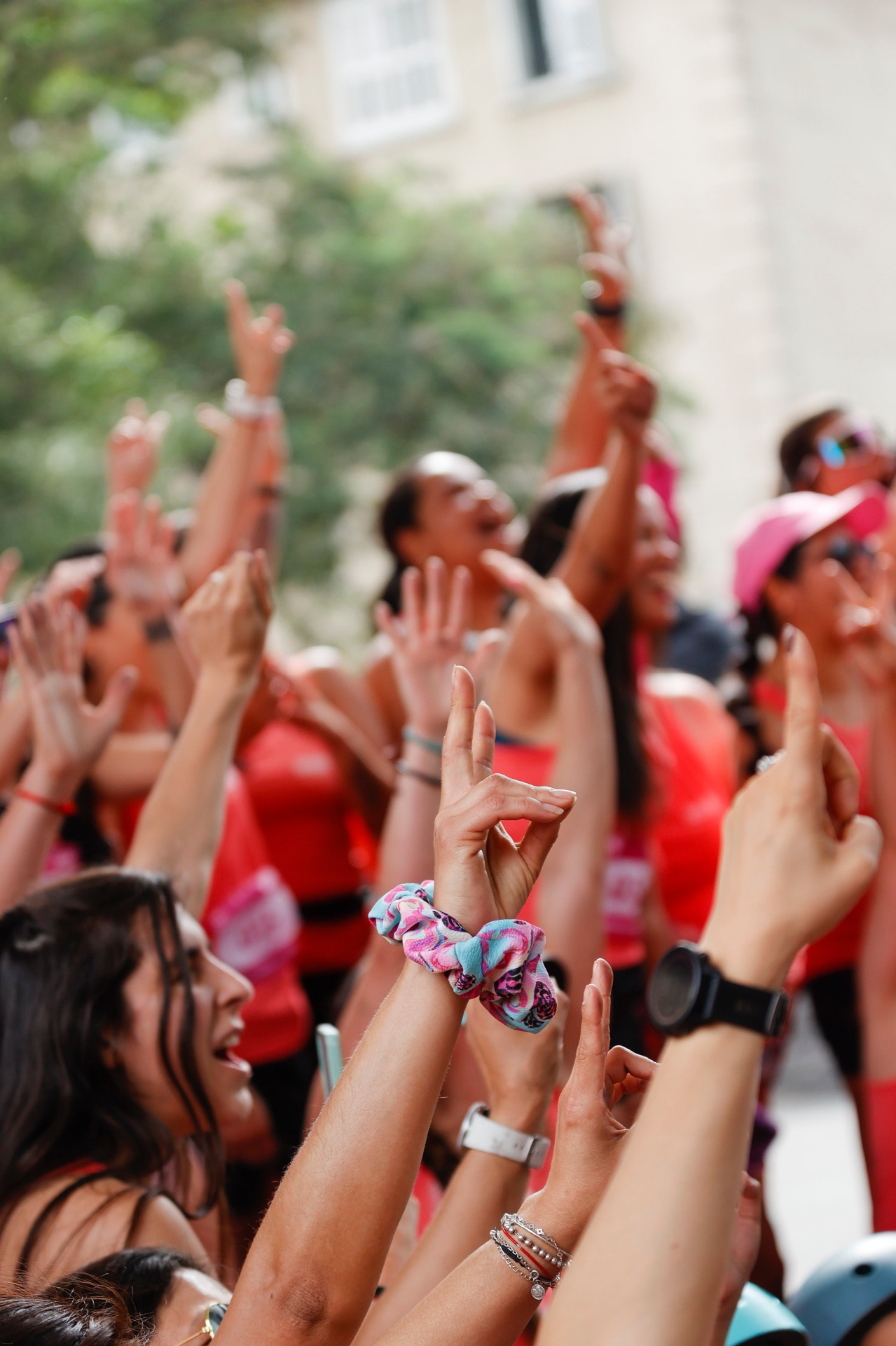 Manos de corredoras WSR levantadas en celebración